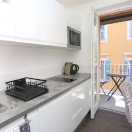 Appartement rénové Carrée D’OR *
